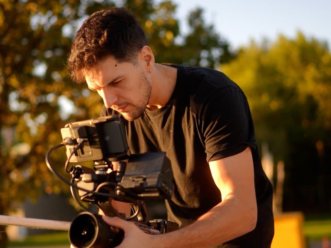 Guillermo Calvo grabando con cámara de cine y estabilizador
