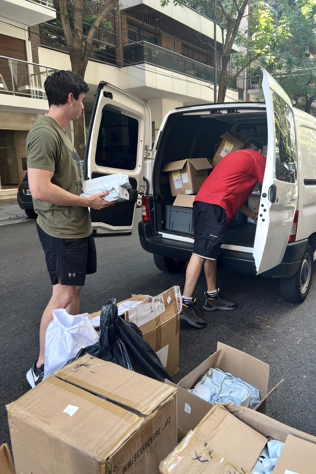 Nehuen Otero cargando pedidos de Refilo en una camioneta